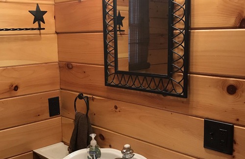 Rileyville Cabina | Starlit view log cabin with 30 mile views close to National Park and Luray