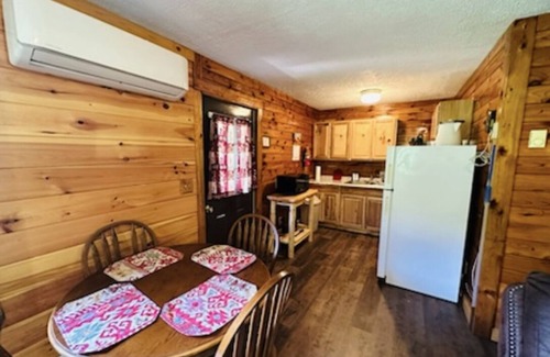 Logan Cabina | Starr Valley Cabin is a 2 Bedroom Cabin 1/2 mile to Old Mans Cave State Park
