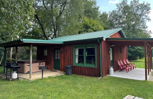Logan Cabina | Starr Valley Cabin is a 2 Bedroom Cabin 1/2 mile to Old Mans Cave State Park