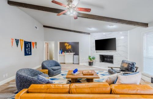 Little Elm Casa | Starry Nights Fire Pit Table Tennis Spacious Pets OK Lake Decor by Vacation Your Way