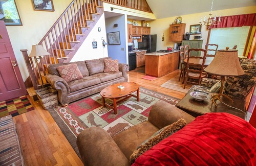 Grassy Creek Cabaña | Riverside Escape - Cottage con encanto w / Fire Pit, WIFI, cubierta espaciosa, y mucho más!