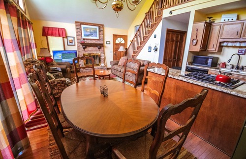 Grassy Creek Cabaña | Riverside Escape - Cottage con encanto w / Fire Pit, WIFI, cubierta espaciosa, y mucho más!