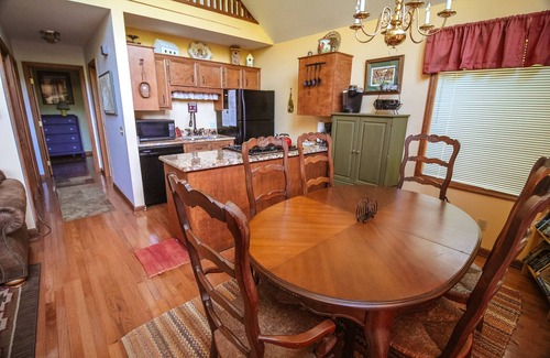 Grassy Creek Cabaña | Riverside Escape - Cottage con encanto w / Fire Pit, WIFI, cubierta espaciosa, y mucho más!