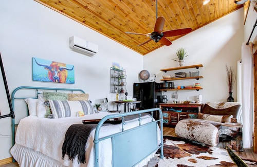 Hondo Cabina | Starry Skies & Seclusion | Tiny Home Getaway For 2