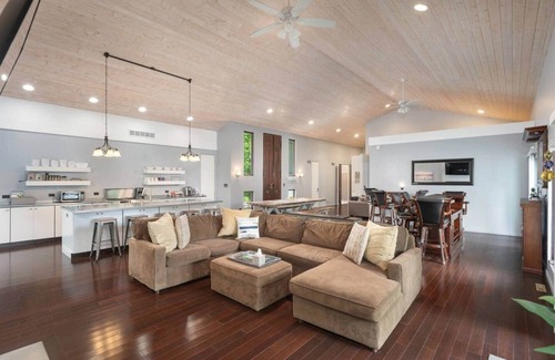 Ottawa Casa | Starved Rock Retreat - Private, Gated Entrance, 5 min from State Parks!