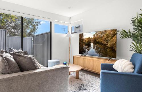 Wollongong CBD Casa | Station & Surf 3BR Wollongong Townhouse