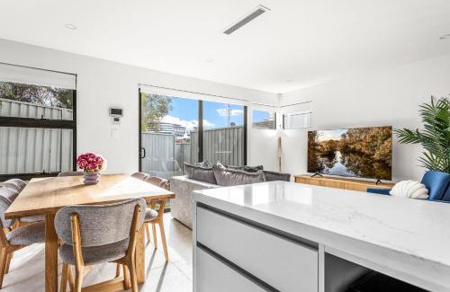 Wollongong CBD Casa | Station & Surf 3BR Wollongong Townhouse