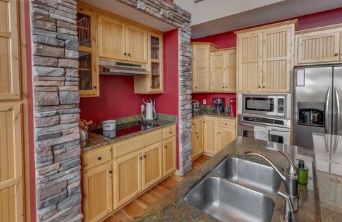 Walker Casa | Stay 4 for 3! Spacious Leech Lake Home on 2 Acres, Boat Lift, Swim