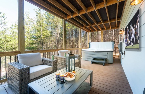 Helen Casa | Stay 3 nights Get 4th Night FREE thru Dec 2024-Hot Tub & Pool Table