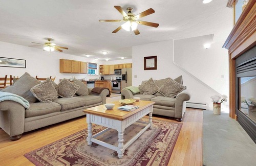 Greenwood Chalet De Esquí | Stay a while at Chalet-A-While!! Brand new hot tub and minutes to ski resorts!!