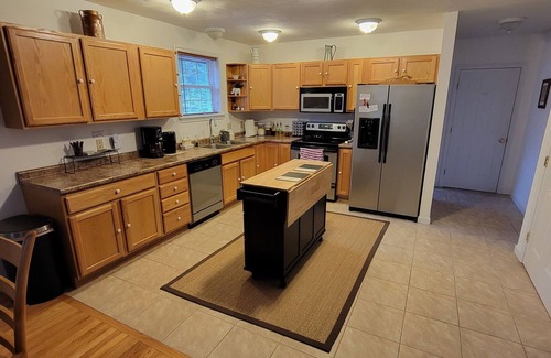 Greenwood Chalet De Esquí | Stay a while at Chalet-A-While!! Brand new hot tub and minutes to ski resorts!!