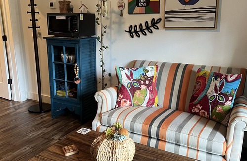 Weaverville Apartamento | "Stay A While" Couples Retreat - One Block from Main Street!