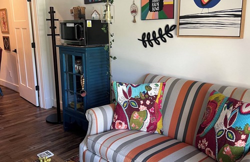 Weaverville Apartamento | "Stay A While" Couples Retreat - One Block from Main Street!