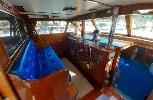 Fort Pierce Alquiler De Eote | Manténgase a bordo del lujoso yate clásico de 76 pies "FantaSea"