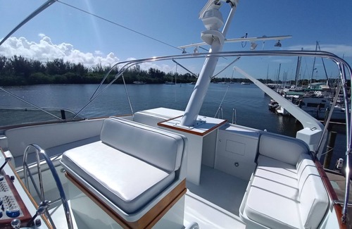 Fort Pierce Alquiler De Eote | Manténgase a bordo del lujoso yate clásico de 76 pies "FantaSea"