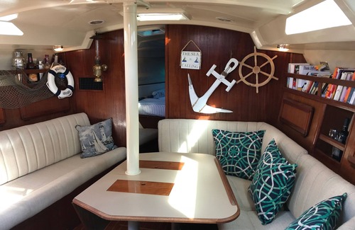 North Carolina Coast Alquiler De Eote | Manténgase a bordo de nuestro yate de vela privado de 40 pies con 2 cabinas: resbalón privado y aire acondicionado.