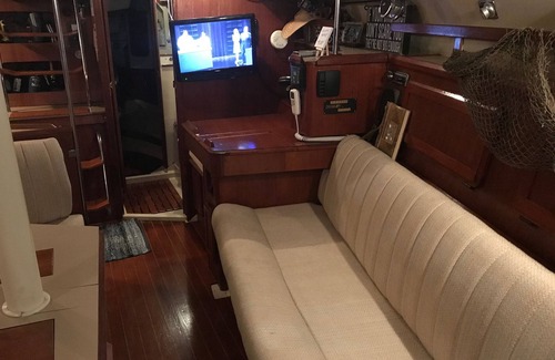 North Carolina Coast Alquiler De Eote | Manténgase a bordo de nuestro yate de vela privado de 40 pies con 2 cabinas: resbalón privado y aire acondicionado.