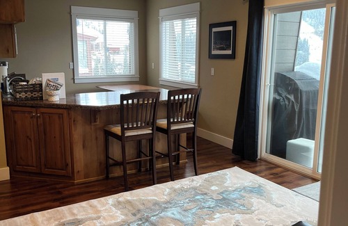Sandpoint Condominio | Stay and play, sleeps 6 with a beautiful view of Schweitzer Mountain