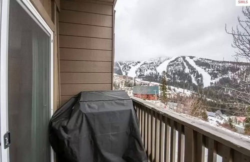 Sandpoint Condominio | Stay and play, sleeps 6 with a beautiful view of Schweitzer Mountain