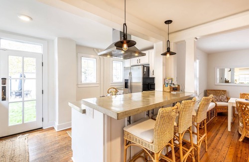 Annapolis Casa | Stay "Around the corner" from Annapolis hot spots with new King bed, fenced-in yard and parking
