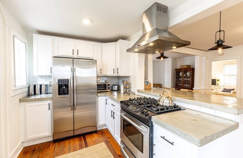Annapolis Casa | Stay "Around the corner" from Annapolis hot spots with new King bed, fenced-in yard and parking