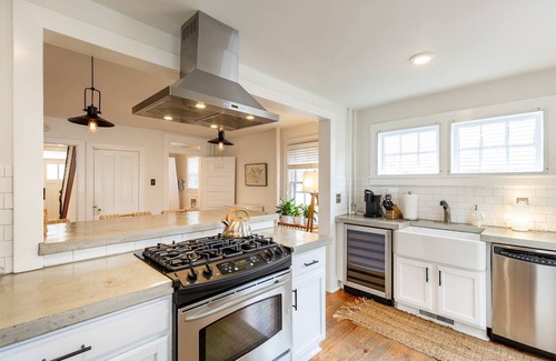 Annapolis Casa | Stay "Around the corner" from Annapolis hot spots with new King bed, fenced-in yard and parking