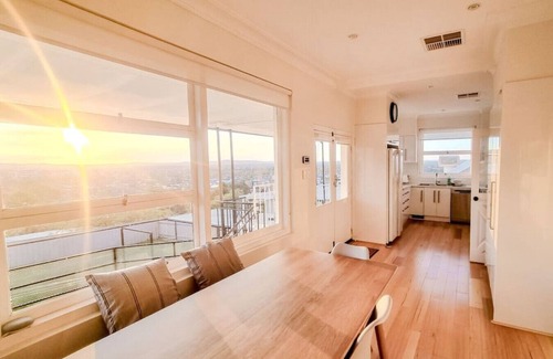 Turvey Park Casa | Stay at Beauty Point Wagga 5bdr 2bth magical views