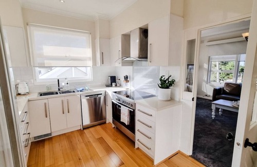 Turvey Park Casa | Stay at Beauty Point Wagga 5bdr 2bth magical views