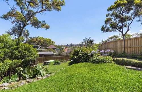 Clovelly Casa | Stay at Bronte Charm: Pet-Friendly Family Home with Sea Views