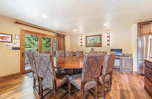 Trafalgar Casa | Stay at Friendly Fox Chalet, a large pet friendly home in a great location.