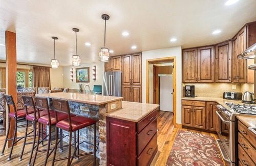Trafalgar Casa | Stay at Friendly Fox Chalet, a large pet friendly home in a great location.