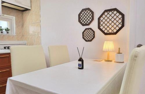 Songjung-dong Apartamento | STAY at Miasageori #Up to 6 people #Subway 2 min #Airport bus 2 min #Dongdaemun 10 min #Myeongdong 15 min #Seoul Station 20 min #Gyeongbokgung Palace, Bukchon Hanok Village, Seongsu, Hongdae 25 min #Itaewon 30 min #Gangnam 40 min