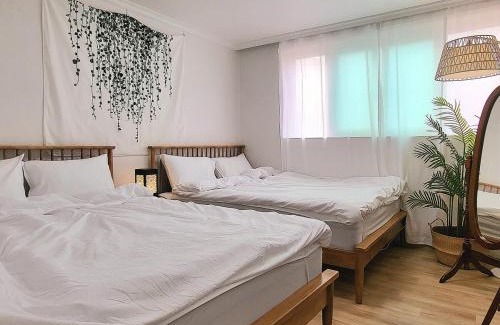 Songjung-dong Apartamento | STAY at Miasageori #Up to 6 people #Subway 2 min #Airport bus 2 min #Dongdaemun 10 min #Myeongdong 15 min #Seoul Station 20 min #Gyeongbokgung Palace, Bukchon Hanok Village, Seongsu, Hongdae 25 min #Itaewon 30 min #Gangnam 40 min