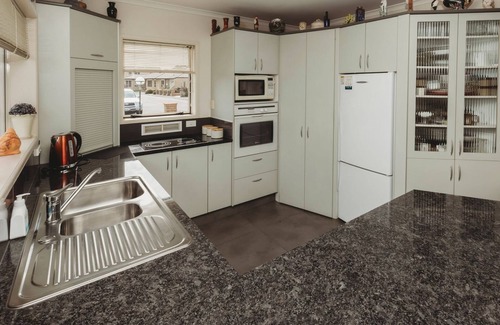 New Plymouth Casa | STAY AT SADDLE ROW - A five minute drive and a fifteen minute walk to the CBD.