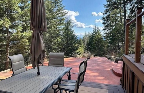 Sandpoint Casa | Stay at The Hideaway, a spacious home on a secluded, wooded acre in in Sandpoint
