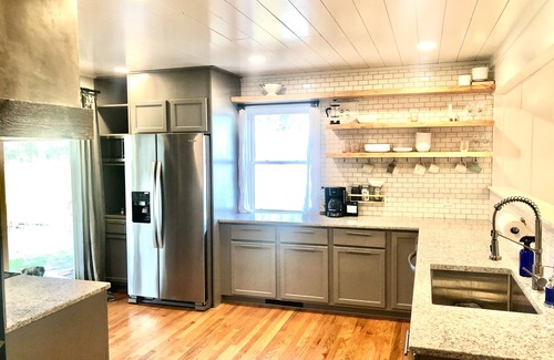 Lincoln Casa | Stay at the Lazy Llama House with Self Check-In