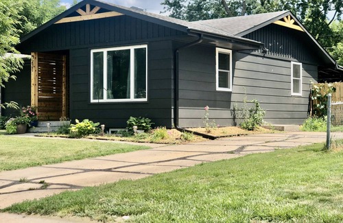 Lincoln Casa | Stay at the Lazy Llama House with Self Check-In