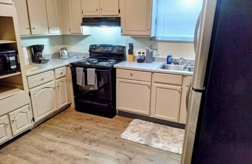 St. Louis Casa | Stay at this Cozy 3 bedroom 2 bathroom home that caters to Females only.