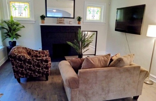 St. Louis Casa | Stay at this Cozy 3 bedroom 2 bathroom home that caters to Females only.