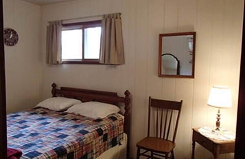 Baileys Harbor Cabaña | ¡Quédate en esta acogedora cabaña perfecta para parejas!