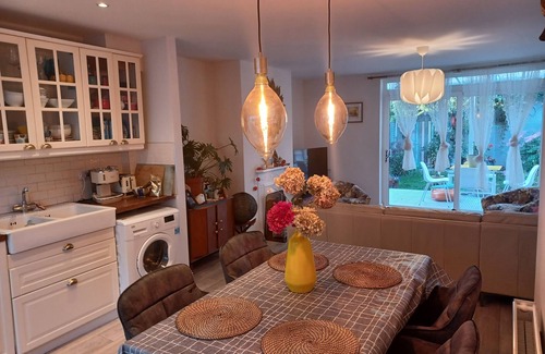 Dublin Casa | Stay at Yogis Luxury 3 bed House Dublin City Centre..Location is Superb!