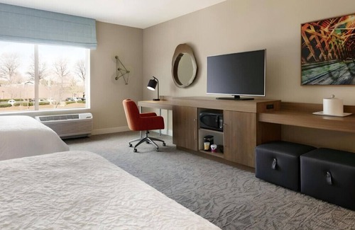 Suwanee Casa | Stay Awesome in Our Spacious Room! Pets Allowed
