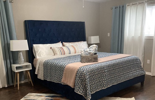 Willis Casa | Stay Awhile. Best extended stay. House with a king suite and fenced yard.