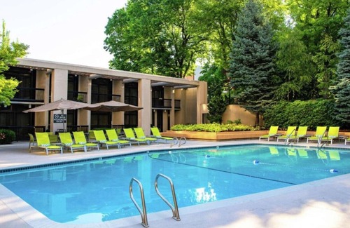 Lloyd District Casa | Stay blocks from Oregon Convention Center