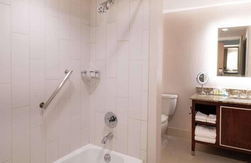 Lloyd District Casa | Stay blocks from Oregon Convention Center