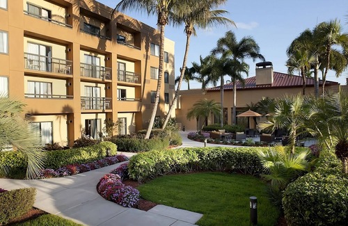 Boca Raton Apartamento | Stay Close to Boca Raton Beach! Pet-friendly Accommodation, Free Parking, Pool!