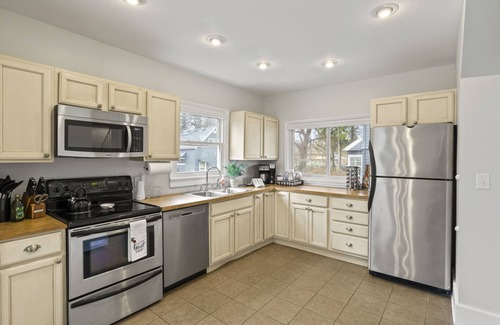 Charlotte Casa | Stay Close to It All in a Cozy Classic Home