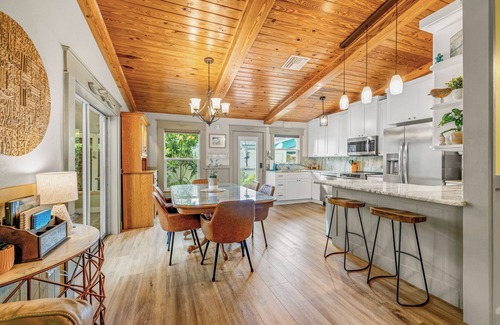 Weeki Wachee Gardens Casa | Stay directly on crystal clear waters of Weeki Wachee River with your own beach!