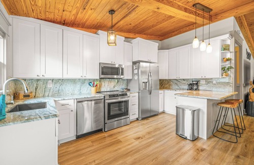 Weeki Wachee Gardens Casa | Stay directly on crystal clear waters of Weeki Wachee River with your own beach!
