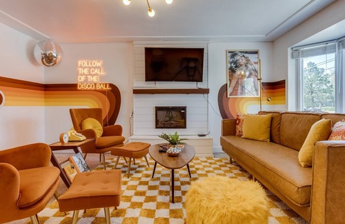 Arvada Plaza Area Casa | Stay Groovy in Denver | Turf Yard | 5 King Beds